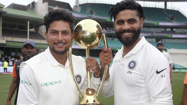 Kuldeep Yadav, left, and Ravindra Jadeja hold the Border-Gavaskar Trophy.(AP)