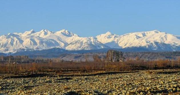 A photo of snow covered mountains in south Kashmir's Shopian district.(HT File Photo)