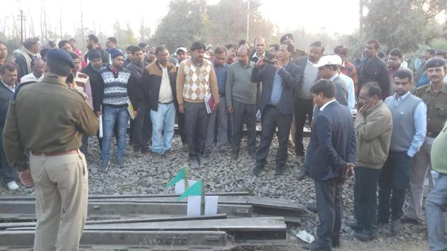 Officials inspect the tracks where the Seemanchal Express had derailed, near Hajipur on Tuesday(HT Photo)