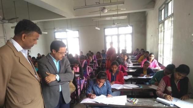 Bihar board inter exam 2019 : The intermediate examination of Bihar School Examination Board (BSEB) began on Wednesday at 1339 centres in 38 districts across the state.(Handout image) Bihar board inter exam 2019 : The intermediate examination of Bihar School Examination Board (BSEB) began on Wednesday at 1339 centres in 38 districts across the state.(Handout image)