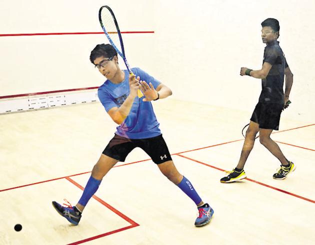 Local player Arnaav Sareen (blue) in action against Gaurav Kumar of Uttar Pradesh in the semi-finals of Junior and Senior Open Squash Championship on Tuesday. (SHANKAR NARAYAN/HT PHOTO) 