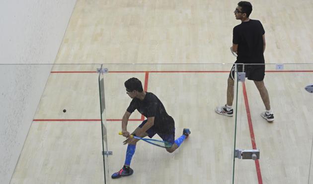 Local player Arnaav Sareen (blue) in action against Nakshatra Sharma in the Junior and Senior Open Squash Championship on Monday. (SHANKAR NARAYAN/HT PHOTO) 