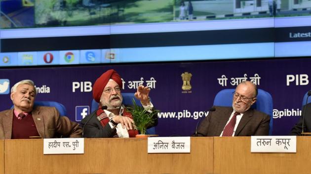 Housing and Urban Development Minister Hardeep Singh Puri (2L), Delhi L-G Anil Baijal (2R), and others at the launch online portal for land pooling policy in New Delhi, India, on Tuesday, February 5, 2019.(Mohd Zakir/HT Photo)