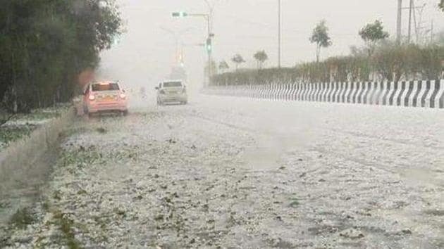 A road covered with hailstones at Noida, Sector 82 on February 7.(Twitter/ANI Photo)