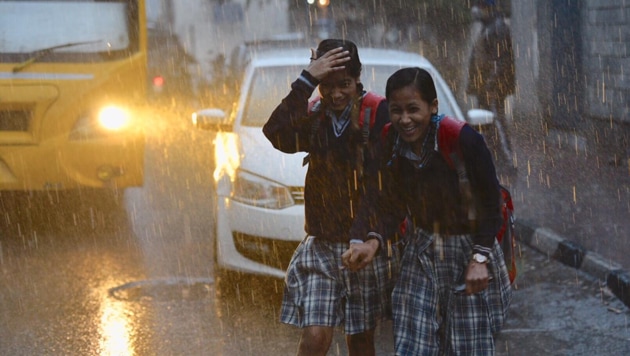 At least 16 Delhi-bound trains were delayed by two to six hours due to fog and low visibility. In the past 24 hours, the city witnessed about 1 mm of rain. (Burhaan Kinu/HT Photo) At least 16 Delhi-bound trains were delayed by two to six hours due to fog and low visibility. In the past 24 hours, the city witnessed about 1 mm of rain. (Burhaan Kinu/HT Photo)