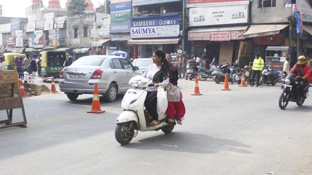 As suggested by a resident, Gurugram traffic police created a diversion at Budheshwar Mandir Chowk. This change has halved traffic jams at the junction, a police personnel at the spot said. (Yogendra Kumar/HT Photo) As suggested by a resident, Gurugram traffic police created a diversion at Budheshwar Mandir Chowk. This change has halved traffic jams at the junction, a police personnel at the spot said. (Yogendra Kumar/HT Photo)