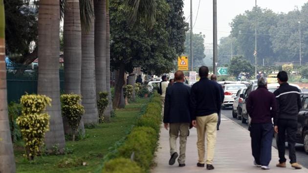 Experts say greenery should be maintained round the year to make footpaths walkable.(Amal KS/HT Photo) Experts say greenery should be maintained round the year to make footpaths walkable.(Amal KS/HT Photo)