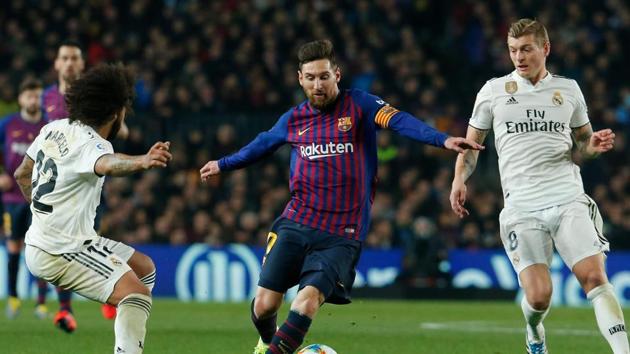 Barcelona's Argentinian forward Lionel Messi (C) vies for the ball with Real Madrid's Brazilian defender Marcelo (L) and Real Madrid's German midfielder Toni Kroos.(AFP)