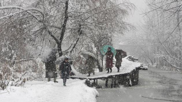 All flights, including those of GoAir and Indigo, were suspended today at Srinagar airport due to poor visibility and heavy snowfall. All flights of GoAir and IndiGo, two of SpiceJet, one of AirAsia and a chartered flight of the Indian Army were cancelled after the heavy snowfall. (Waseem Andrabi / HT Photo) All flights, including those of GoAir and Indigo, were suspended today at Srinagar airport due to poor visibility and heavy snowfall. All flights of GoAir and IndiGo, two of SpiceJet, one of AirAsia and a chartered flight of the Indian Army were cancelled after the heavy snowfall. (Waseem Andrabi / HT Photo)