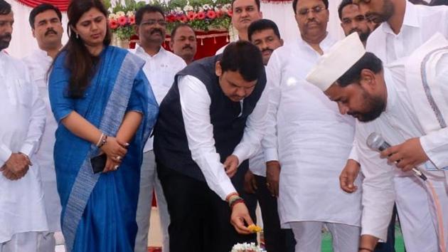 Maharashtra CM Devendra Fadnavis and rural development minister Pankaja Munde were the chief guests at an event organised by NCP legislator from Beed,Jaydutt Kshirsagar, February 6, 2019. (HT Photo) Maharashtra CM Devendra Fadnavis and rural development minister Pankaja Munde were the chief guests at an event organised by NCP legislator from Beed,Jaydutt Kshirsagar, February 6, 2019. (HT Photo)