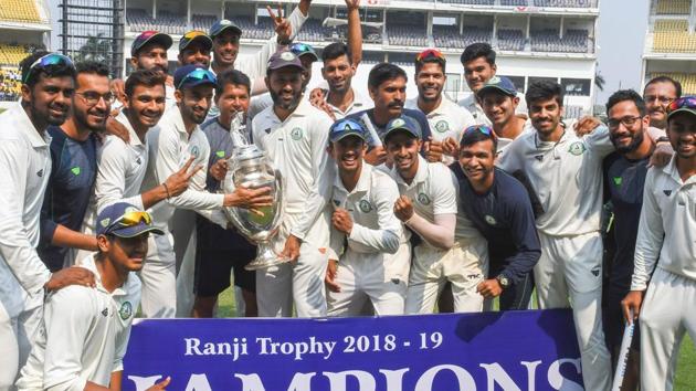 Vidarbha team poses with the trophy after defeating Saurashtra in the Ranji Trophy final.(PTI)