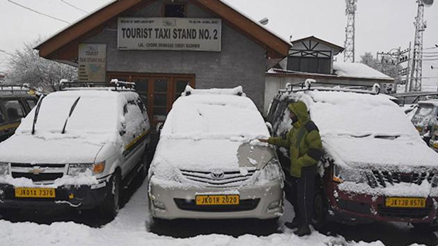 View of snow covered vechiles during a fresh Snowfall in Srinagar on Thursday. The Jammu-Srinagar highway remains closed for the second consecutive day.(ANI)