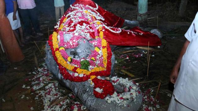 TOPSHOT - This photo taken on February 5, 2019 shows the body of elderly Indian elephant Dakshayani, awarded the title 'Gaja Muthassi', or elephant granny, after it was dressed with traditional robes and draped with flowers after dying in Thiruvananthapuram in India's southern Kerala state. - An elephant believed to be the oldest ever in captivity has died aged 88 in the southern Indian state of Kerala, officials said February 7, 2019. Awarded the title of "Gaja Muthassi" (elephant granny), Dakshayani took part in temple rituals and processions for decades, but died on February 5 after becoming reluctant to eat, her veterinary surgeon said. (Photo by STR / AFP)(AFP)