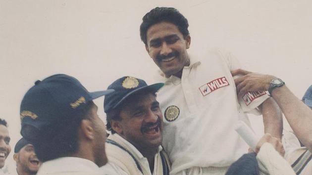 Anil Kumble celebrates with his teammates after picking up 10 wickets against Pakistan.(HT Photo) Anil Kumble celebrates with his teammates after picking up 10 wickets against Pakistan.(HT Photo)