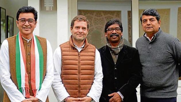 Congress president Rahul Gandhi with JMM’s Hemant Soren and Congress leaders Ajoy Kumar (extreme left) and RPN Singh (extreme right), in Delhi on Thursday. (HT) Congress president Rahul Gandhi with JMM’s Hemant Soren and Congress leaders Ajoy Kumar (extreme left) and RPN Singh (extreme right), in Delhi on Thursday. (HT)