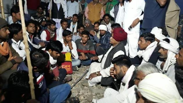 Col Kirori Bainsla sitting on Delhi-Mumbai track near Malarna railway station in Sawai Madhopur district in Rasjthan to demand reservation for backward classes on February 8.(HT Photo)