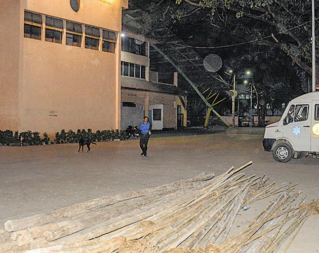 Ganesh Kala Krida Manch, where the BJP gathering will take place on Saturday, is just about getting ready.(Milind Saurkar/HT Photo)