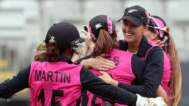 New Zealand's players celebrate the wicket of India's Harmanpreet Kaur during the second Twenty20 international women's cricket match between New Zealand and India in Wellington.(AFP)