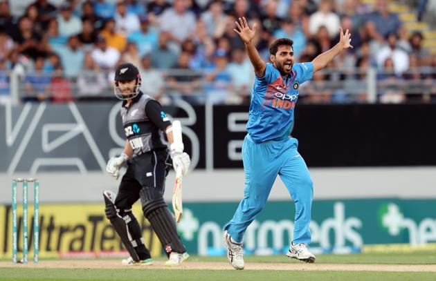 India's Bhuvneshwar Kumar (R) appeals for the wicket of New Zealand's Kane Williamson (L) during the second Twenty20 international cricket match between New Zealand and India in Auckland. (AFP)