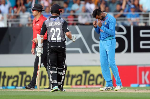 India's Krunal Pandya (R) celebrates the wicket of New Zealand's Colin Munro as Kane Williamson looks on (R) during the second Twenty20 international cricket match between New Zealand and India in Auckland. (AFP)
