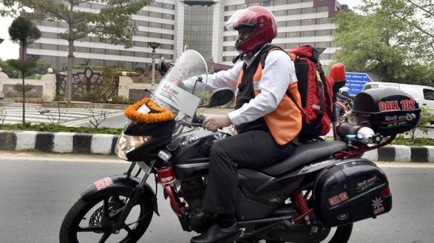 The ambu-bikes are equipped with kits, three beacons - two in front, one at the rear - a a siren and a GPS-enabled tablet.(Sonu Mehta/HT Photo) The ambu-bikes are equipped with kits, three beacons - two in front, one at the rear - a a siren and a GPS-enabled tablet.(Sonu Mehta/HT Photo)