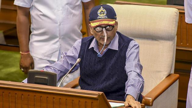 Former defence minister Manohar Parrikar had termed as ‘over reaction’ his ministry’s note objecting to “parallel parleys” by the Prime Minister’s Office (PMO) with French authorities in the Rafale deal. The response came after a newspaper report on Friday cited a November 24, 2015 note of the defence ministry, which said that parallel discussions by the PMO “weakened the negotiating position of the MoD and Indian Negotiating Team.” (PTI File)