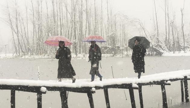 Six policemen, two Fire and Emergency Services personnel and two prisoners went missing after another avalanche hit a police post near the Jawahar Tunnel on the Jammu-Srinagar Highway .(Waseem Andrabi / Hindustan Times)