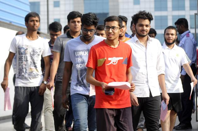Indian Navy will release the admit card for the online exam to recruit Senior Secondary Recruit (SSR), Artificer Apprentice (AA) and Matric Recruits (MR) on Monday, February 18, 2019 (6pm onwards).(HT file) Indian Navy will release the admit card for the online exam to recruit Senior Secondary Recruit (SSR), Artificer Apprentice (AA) and Matric Recruits (MR) on Monday, February 18, 2019 (6pm onwards).(HT file)
