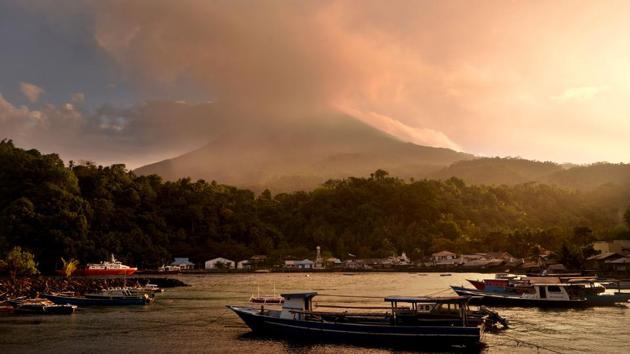 Karangetang volcano spewing smoke at Pehe port on Siau island, Indonesia’s North Sulawesi province. Karangetang volcano has been active and forced dozens of people to evacuate on February 4. (Ungke Pepotoh / AFP)