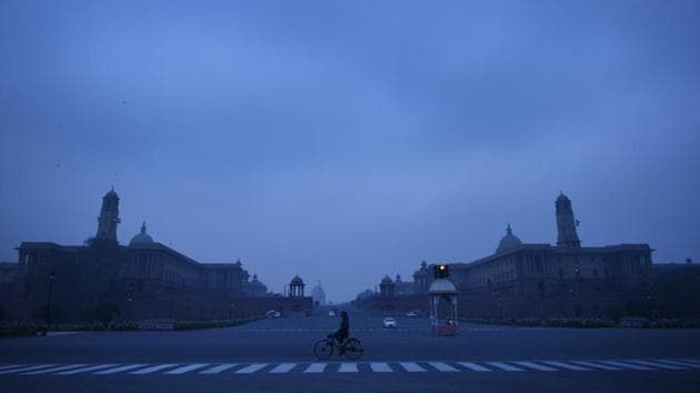 A view of Vijay Chowk engulfed in fog on a cold winter morning, in New Delhi. (Sanchit Khanna / HT Photo) A view of Vijay Chowk engulfed in fog on a cold winter morning, in New Delhi. (Sanchit Khanna / HT Photo)