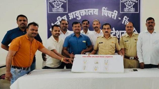 Wakad police arrested three men for their involvement in six chain snatching incidents. (HT PHOTO) Wakad police arrested three men for their involvement in six chain snatching incidents. (HT PHOTO)