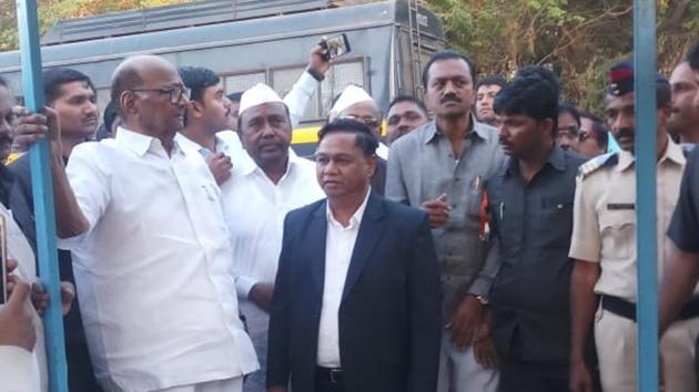 (From left) Sharad Pawar and Rajendra Gaikwad (in coat), descendent of Govind Gopal Gaikwad ‘Mahar’ at the samadhi in Vadhu Budruk. (HT PHOTO) (From left) Sharad Pawar and Rajendra Gaikwad (in coat), descendent of Govind Gopal Gaikwad ‘Mahar’ at the samadhi in Vadhu Budruk. (HT PHOTO)