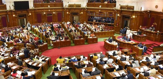 Finance Minister Rajesh Agarwal presenting UP budget for 2019-2020 in the legislative assembly in Lucknow.(Subhankar Chakraborty/HT Photo)