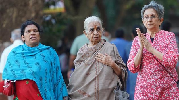 Evening walkers at Dadar’s ShivajiPark protect themselves from chilly winds on Friday.(Hemanshi Kamani/ HT)