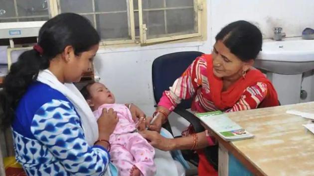 India’s public health gains accrued from polio eradication are being whittled away by the uninformed resistance to measles-rubella vaccine, which is given in two doses to children aged 9 months to 15 years.(HT Representational photo)