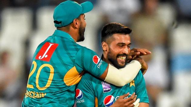 Hussain Talat (L) celebrates with Mohammad Amir (R) after taking the wicket of South Africa's Heinrich Klaasen.(AFP)