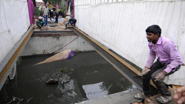 The bridge that collapsed in Hoshiyarpur village of Noida’s Sector 52 on Saturday night.(Sunil Ghosh/HT)