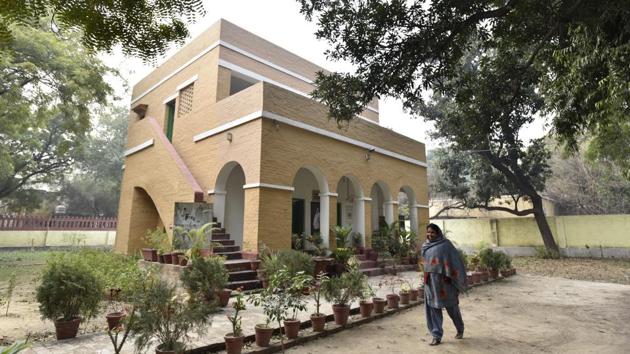 The Mahatma lived for 180 days at Kasturba Kutir in the 1930s and 40s with Kasturba Gandhi. While Kasturba Gandhi lived on the ground floor, the Mahatma lived on the upper floor. National leaders such as Jawaharlal Nehru, Bhimrao Ambedkar and Sardar Patel used to visit him here. Kasturba Kutir was restored a couple of years back and is now a museum, but it does not attract many visitors. (Sanjeev Verma / HT Photo)