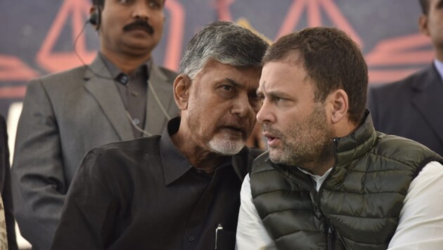 Chandrababu Naidu by his side, Rahul Gandhi said the PM has stolen from the people of Andhra Pradesh and given it to his industrialist friends.(Sanjeev Verma/HT Photo)