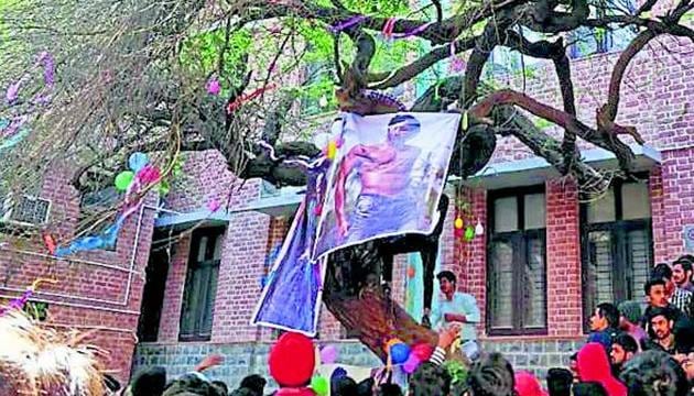 Every year on February 14, Valentine’s Day, students from Hindu College’s boys’ hostel flock around the Virgin Tree (V-shaped tree) on the college campus. They worship a Bollywood female actor as Damdami Mai (goddess), with her poster stuck to the tree. Last year actor Ranveer Singh and Jacqueline Fernandez were labelled ‘Love Guru’ and ‘Damdami Mai’ respectively. (Sourced) Every year on February 14, Valentine’s Day, students from Hindu College’s boys’ hostel flock around the Virgin Tree (V-shaped tree) on the college campus. They worship a Bollywood female actor as Damdami Mai (goddess), with her poster stuck to the tree. Last year actor Ranveer Singh and Jacqueline Fernandez were labelled ‘Love Guru’ and ‘Damdami Mai’ respectively. (Sourced)