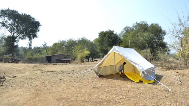 These constant tremors have created a sense of uncertainty and fear among residents and have kept the state government on its toes. People have been braving the chilly nights in makeshift tents. Apart from the harsh cold, there is the risk of mosquitoes, snakes and scorpions when sleeping in the tents as a precaution against building collapses. (Anshuman Poyrekar / HT Photo)