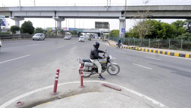 At least 11 ‘black’ or accident-prone spots were identified in Noida and Greater Noida in 2016. New black spots in Noida are now going to be identified soon and the process will begin this month. (Sunil Ghosh / HT Photo) At least 11 ‘black’ or accident-prone spots were identified in Noida and Greater Noida in 2016. New black spots in Noida are now going to be identified soon and the process will begin this month. (Sunil Ghosh / HT Photo)
