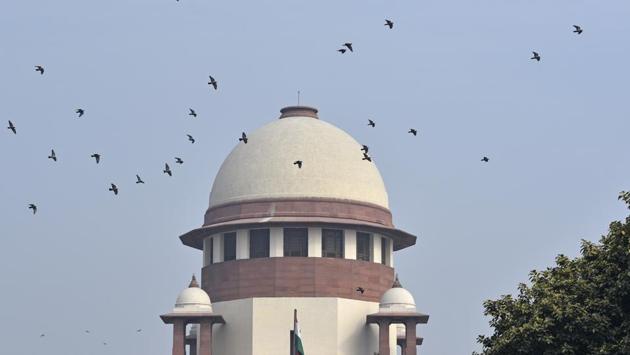 On Monday, the Supreme Court on refused to monitor the ongoing CBI investigation into the Saradha chit fund scam in West Bengal. A two-judge bench comprising Chief Justice Ranjan Gogoi and Justice Sanjiv Khanna did not allow the application filed by some investors that despite the apex court’s 2013 order directing a CBI probe, the investigation has not attained finality. (Sanchit Khanna / HT File)