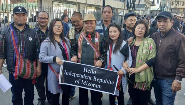 Agitators including former chief minister Lalthanhawla were seen with black flags and placards reading ‘Hello Independent Republic of Mizoram.’ (HT PHOTO) Agitators including former chief minister Lalthanhawla were seen with black flags and placards reading ‘Hello Independent Republic of Mizoram.’ (HT PHOTO)