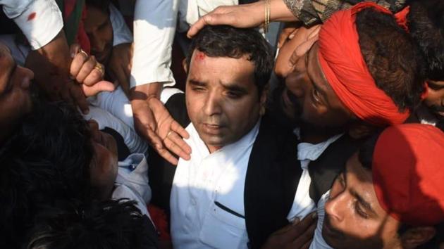 Samajwadi Party MP Dharmendra Yadav was injured as party workers clashed with police in Prayagraj on Tuesday after SP chief Akhilesh Yadav claimed he was stopped by cops from flying to Prayagraj.(HT Photo)