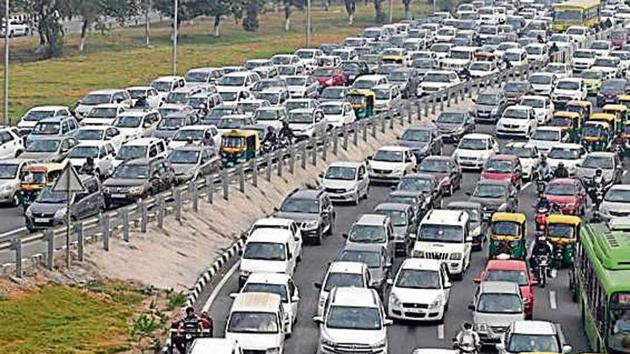Traffic jam on Delhi-Meerut Expressway towards Sarai Kale Khan, on Ring Road.(Mohd Zakir / HT File)