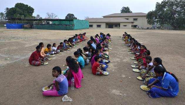 School children in Nareshwadi have their meals in the school playground. Of late, residents in Maharashtra’s Palghar district have been keeping away from their homes. Parents don’t let children go to school, and if they do, accompany them to and fro. These, residents say, are safety measures against tremors they’ve been subjected to for the past three months. (Anshuman Poyrekar / HT Photo)