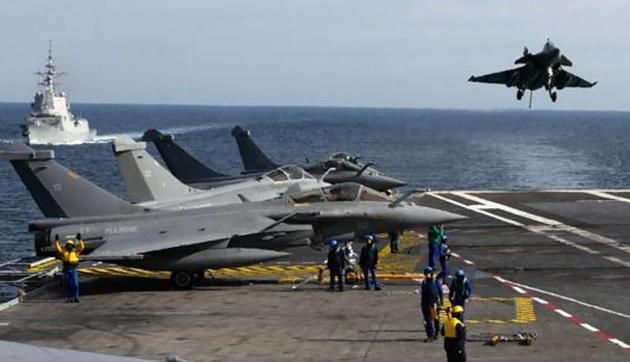 A French Rafale fighter jet Rafale lands on the ‘Charles de Gaulle"’arcraft carrier on February 7, 2019 in the Mediterranean sea.(AFP file photo)