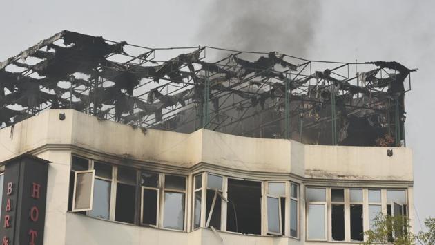 A black column of smoke rises after a massive fire broke out at Hotel Arpit Palace, Karol Bagh in New Delhi on February 12.(Biplov Bhuyan/HT PHOTO)