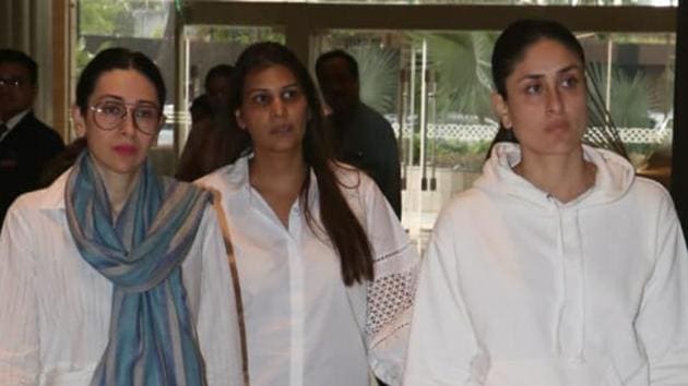 Sisters Kareena Kapoor and Karisma Kapoor attend Vikram Phadnis’ mother’s prayer meet.(Varinder Chawla)